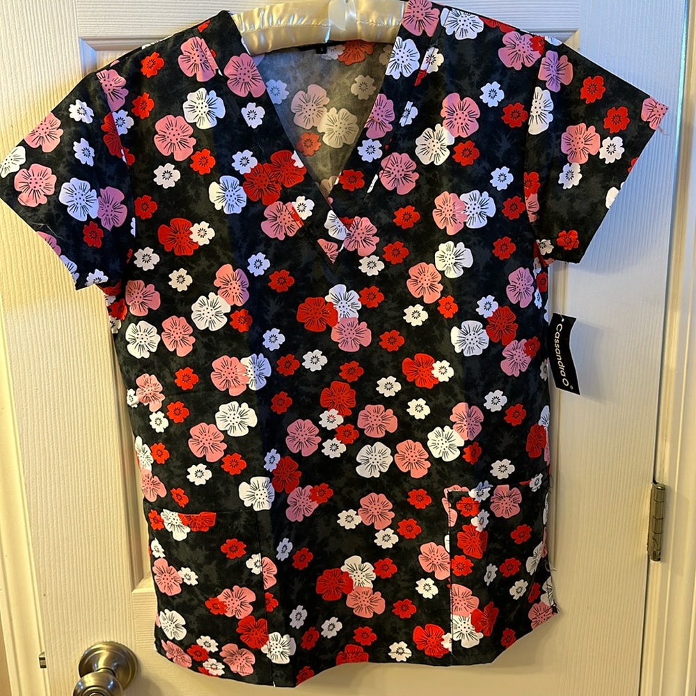 ⭐️ NWT 2 pocket scrub top
